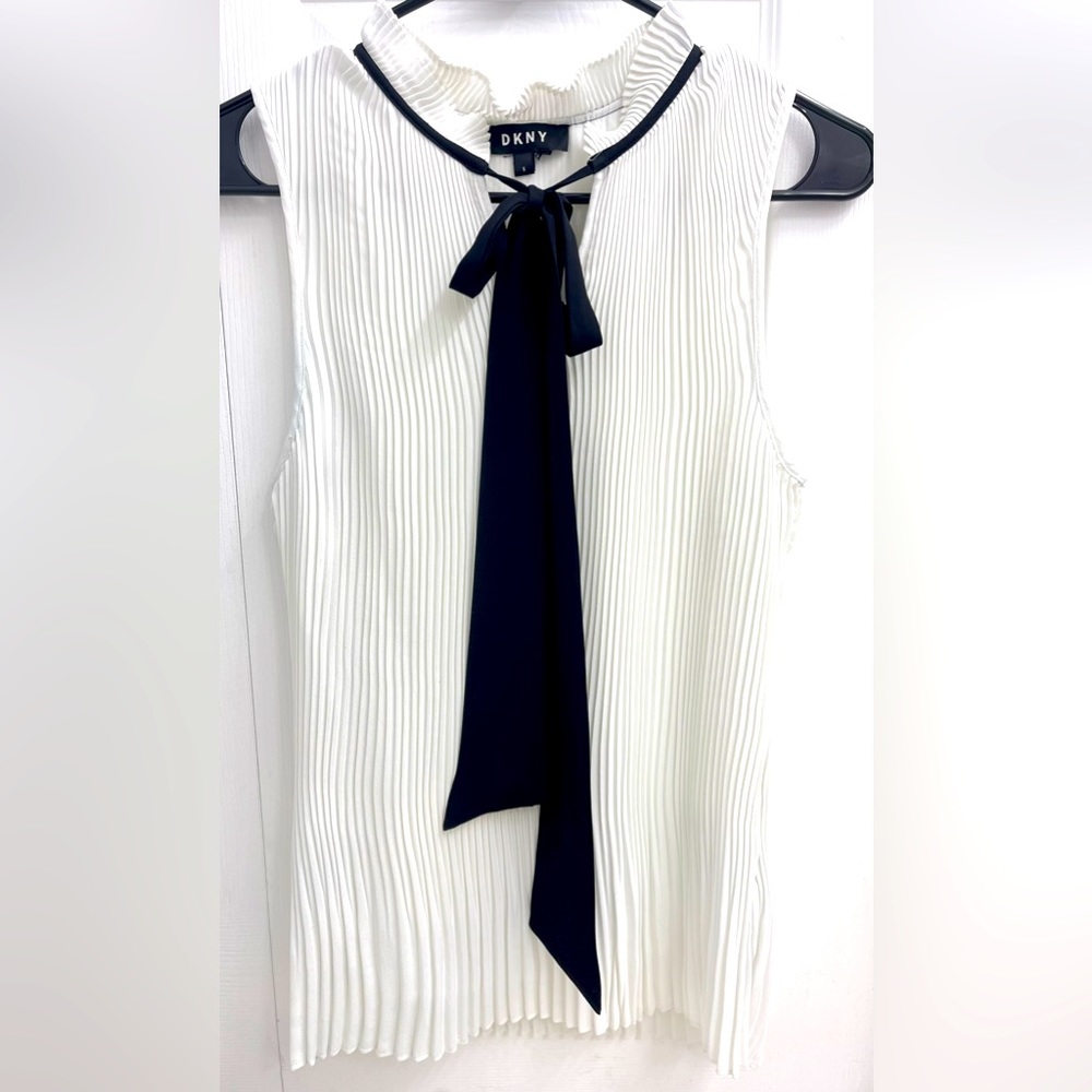 Stylish DKNY top, size S.